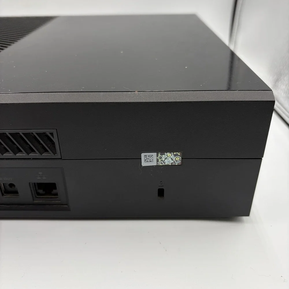 Microsoft Xbox One‎ Model 1540 Console Bundle 500 GB, 2 Controllers,  2 Games